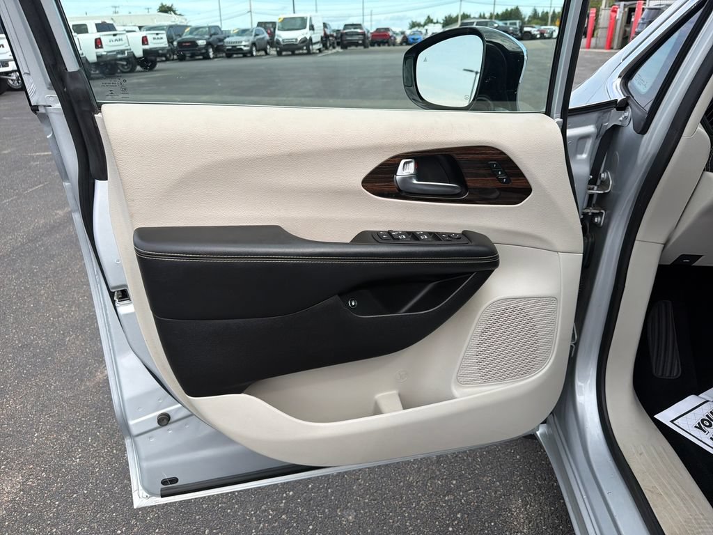 Used 2023 Chrysler Pacifica Limited FWD image 11