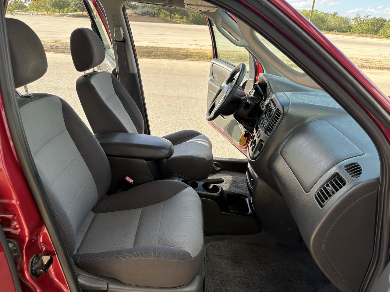 Used 2004 Ford Escape XLS FWD image 30