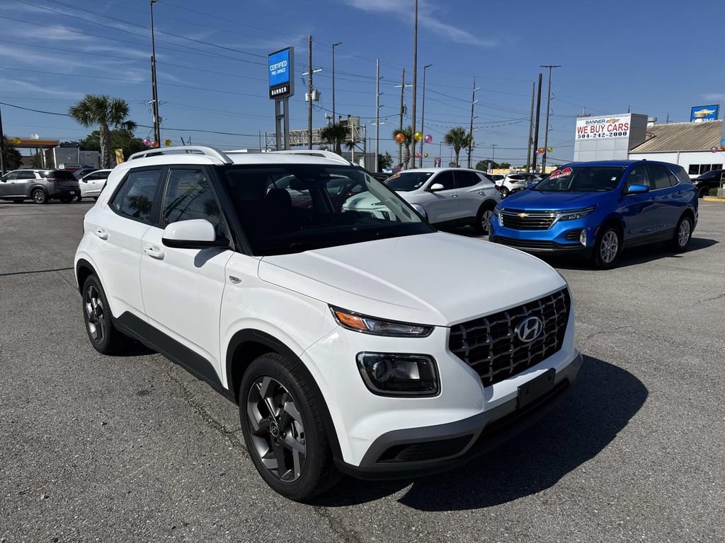 Used 2025 Hyundai Venue SEL FWD image 1