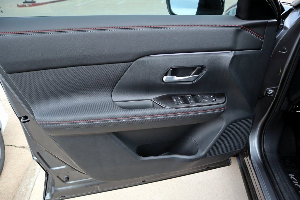 New 2025 Nissan Kicks SR FWD image 12