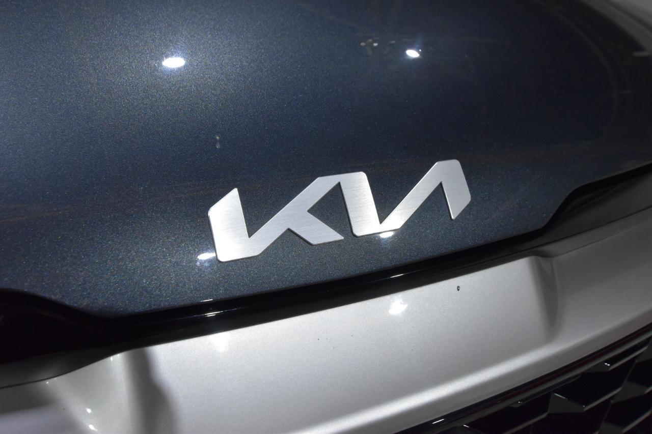 Used 2024 Kia Sportage EX image 3