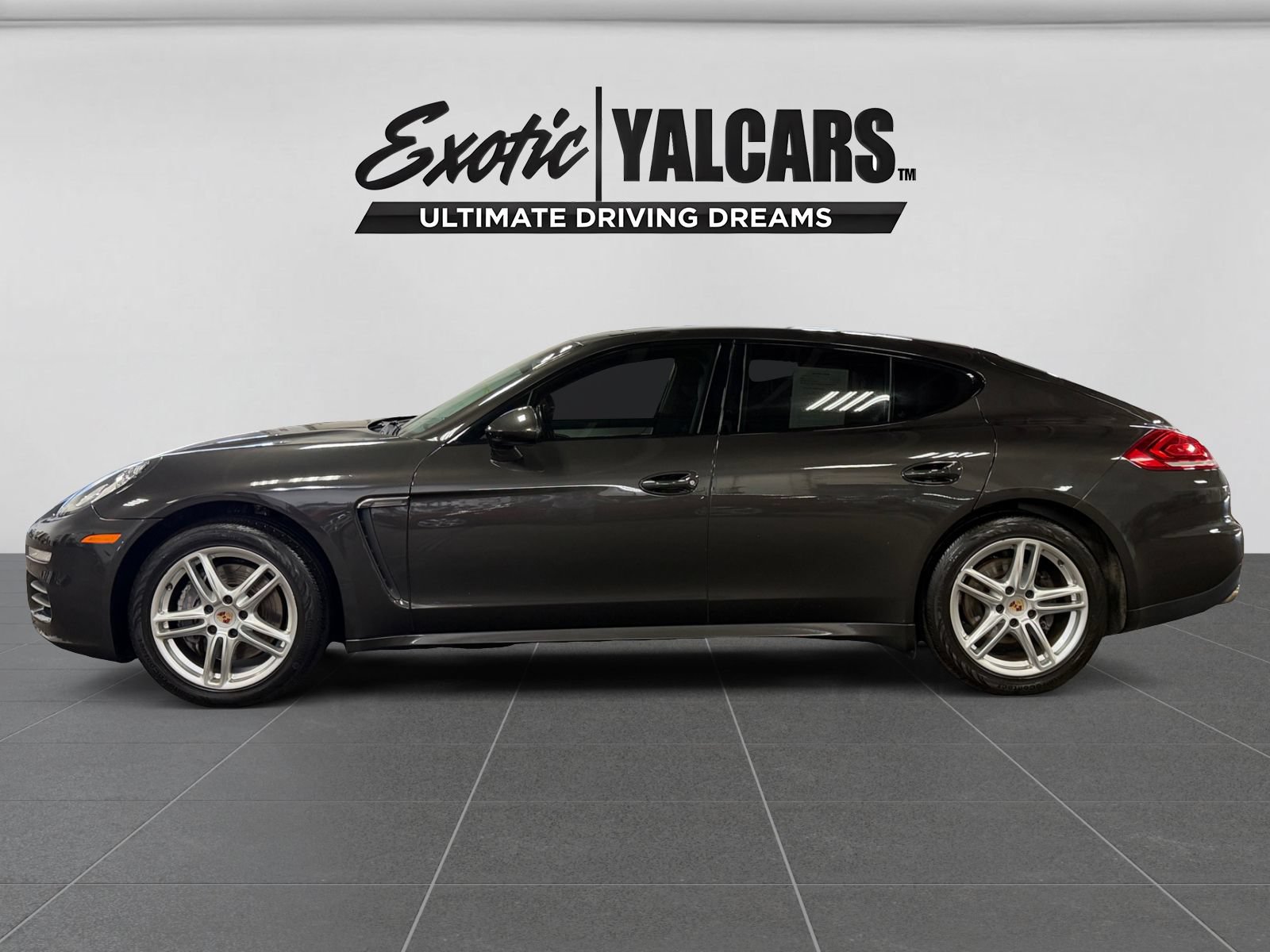 Used 2014 Porsche Panamera 4 w/ Premium Package AWD/4WD image 2