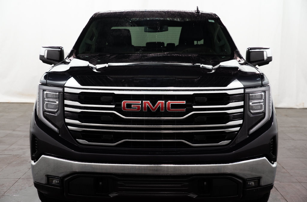 Used 2025 GMC Sierra 1500 SLT RWD image 2