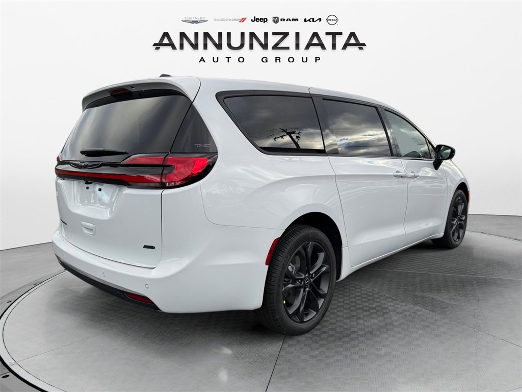New 2026 Chrysler Pacifica Select image 5