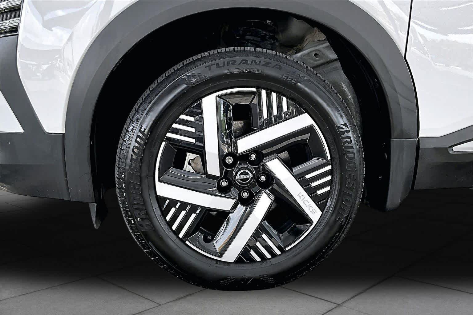 Used 2025 Nissan Kicks SV w/ Charging Package FWD image 11