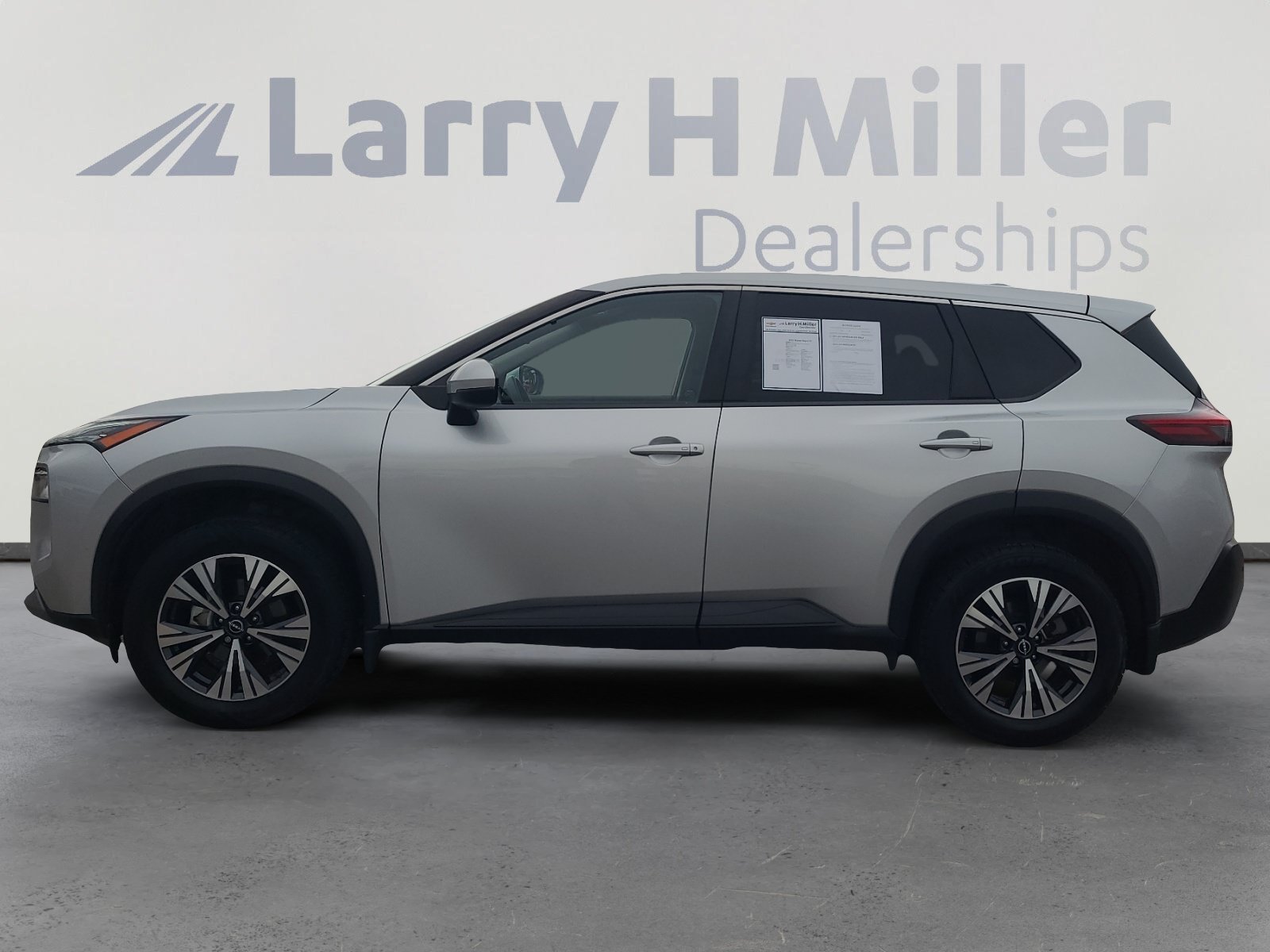 Used 2023 Nissan Rogue SV AWD/4WD image 2