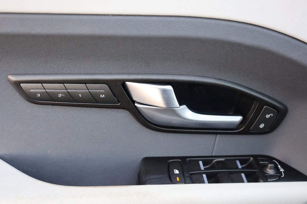 Used 2015 Land Rover Range Rover Evoque Pure Plus image 31