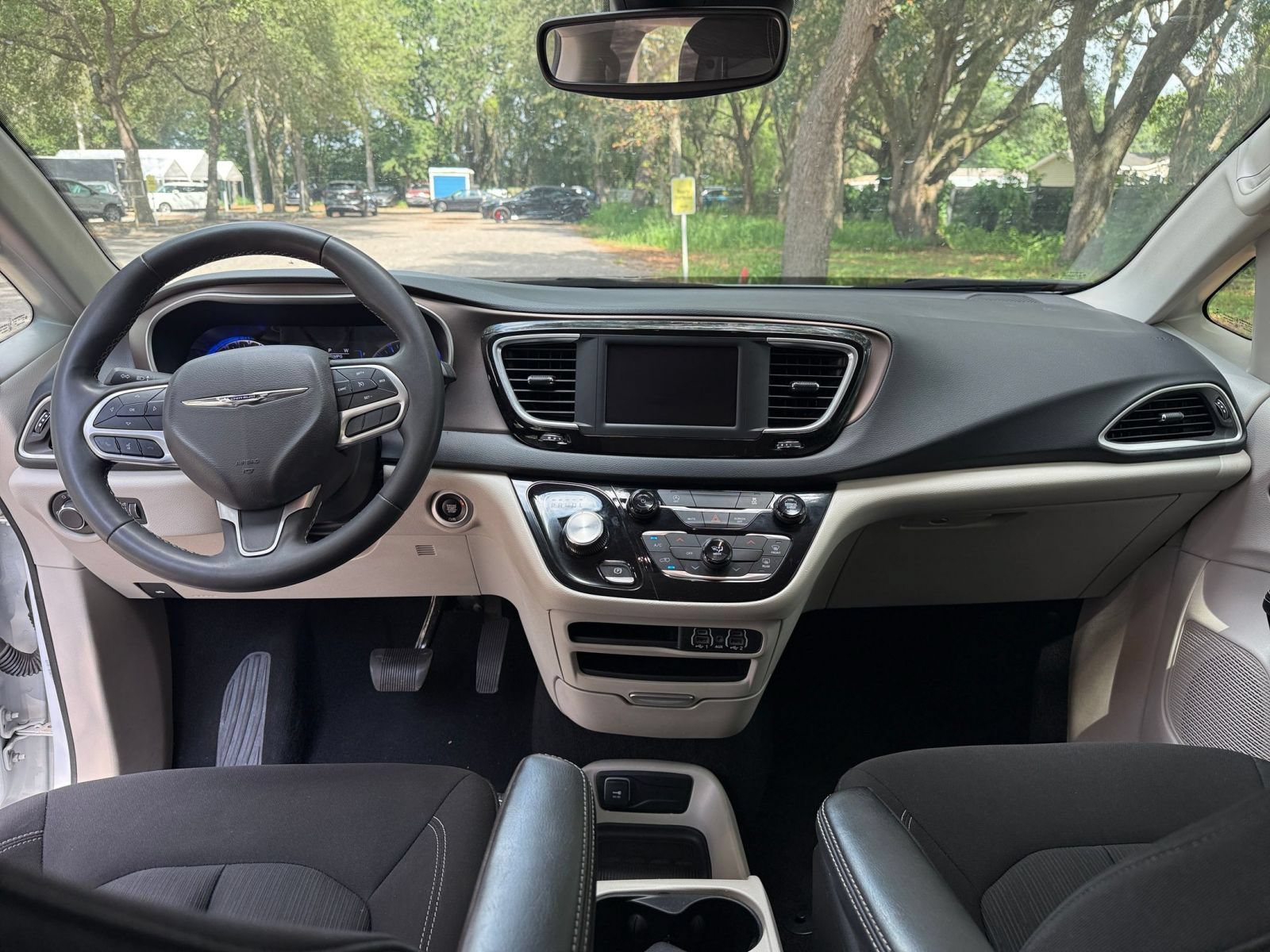 Used 2023 Chrysler Voyager LX FWD image 33