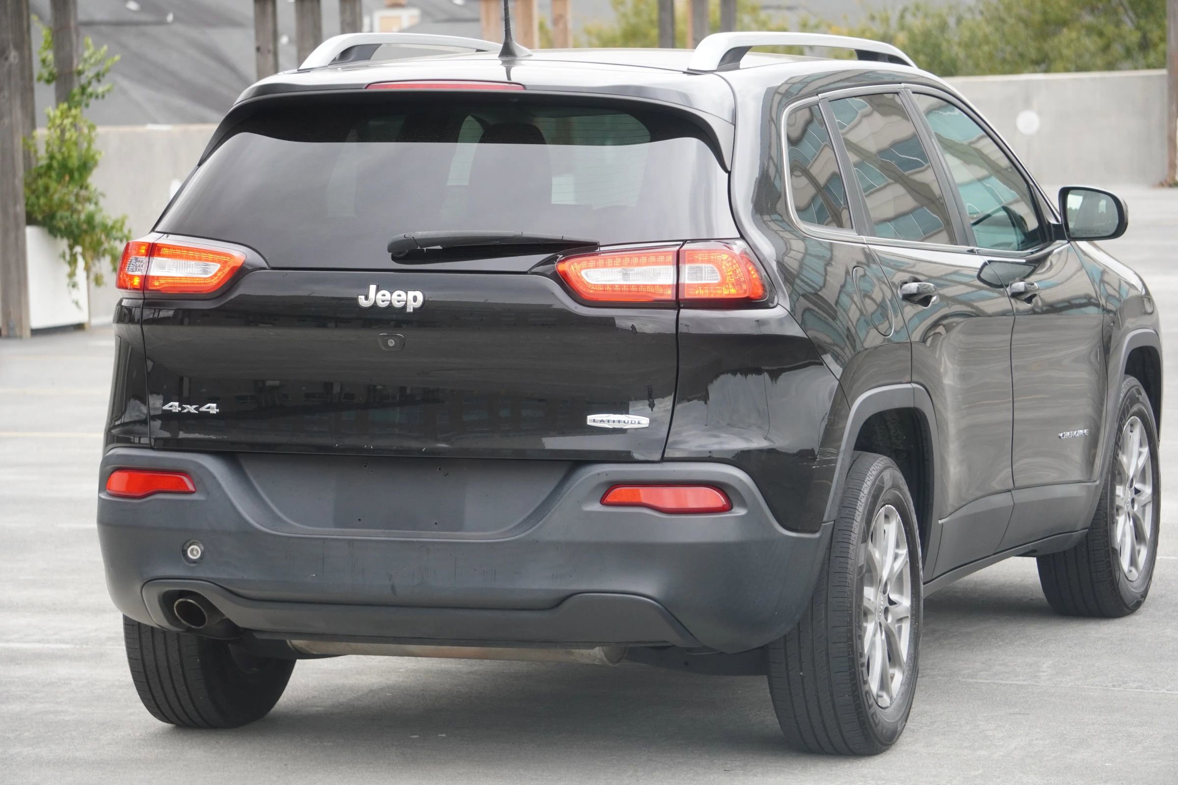 Used 2018 Jeep Cherokee Latitude Plus w/ Cold Weather Group image 30
