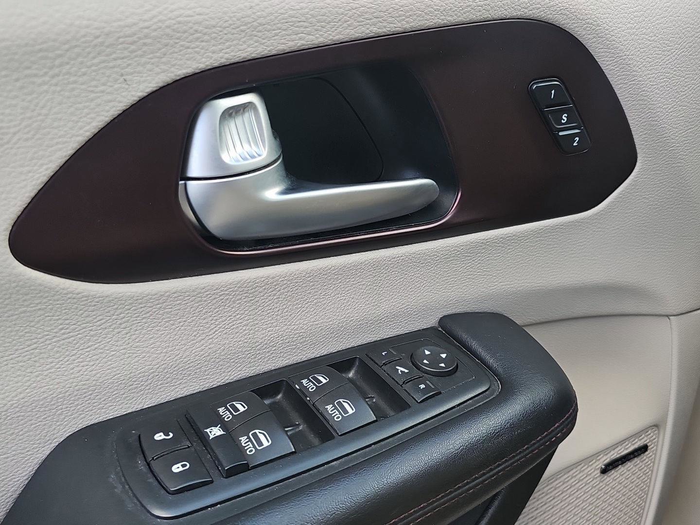 Used 2017 Chrysler Pacifica Limited FWD image 17
