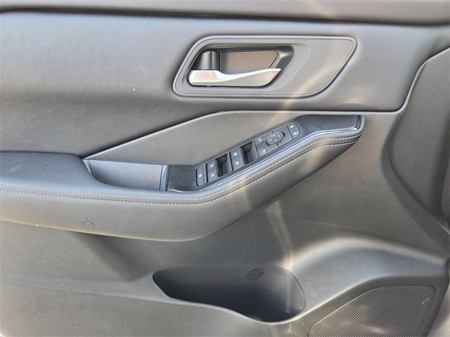 Certified 2025 Nissan Rogue SV image 22