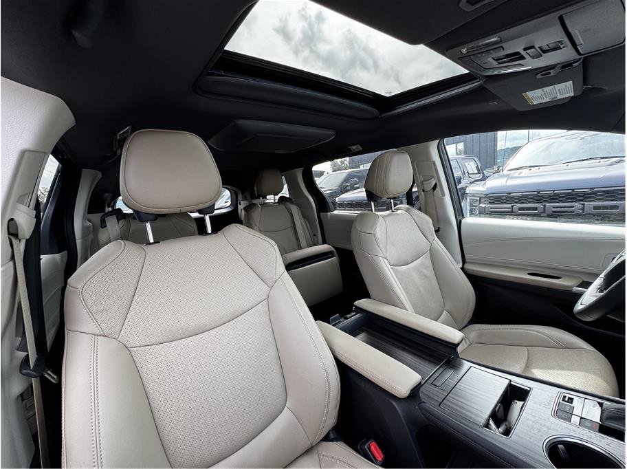 Used 2024 Toyota Sienna Limited AWD/4WD image 4