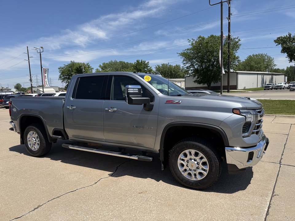 Used 2024 Chevrolet Silverado 2500 LTZ w/ LTZ Plus Package AWD/4WD image 4