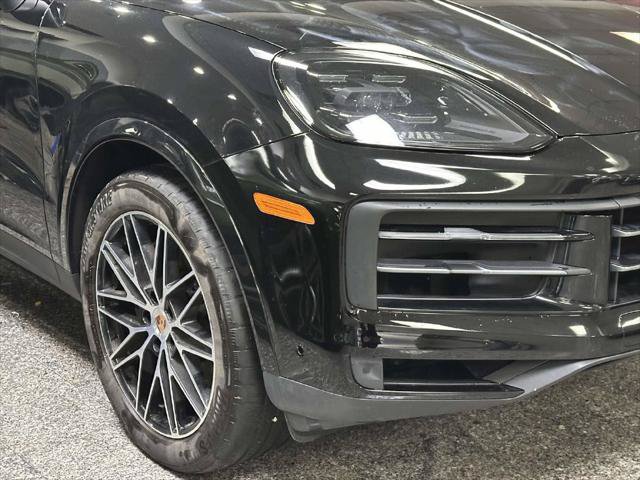 Used 2025 Porsche Cayenne AWD/4WD image 7