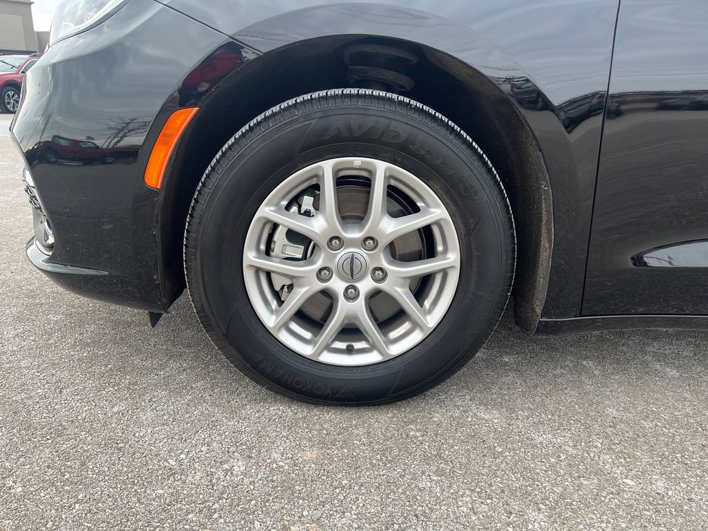 Used 2025 Chrysler Pacifica Select image 29