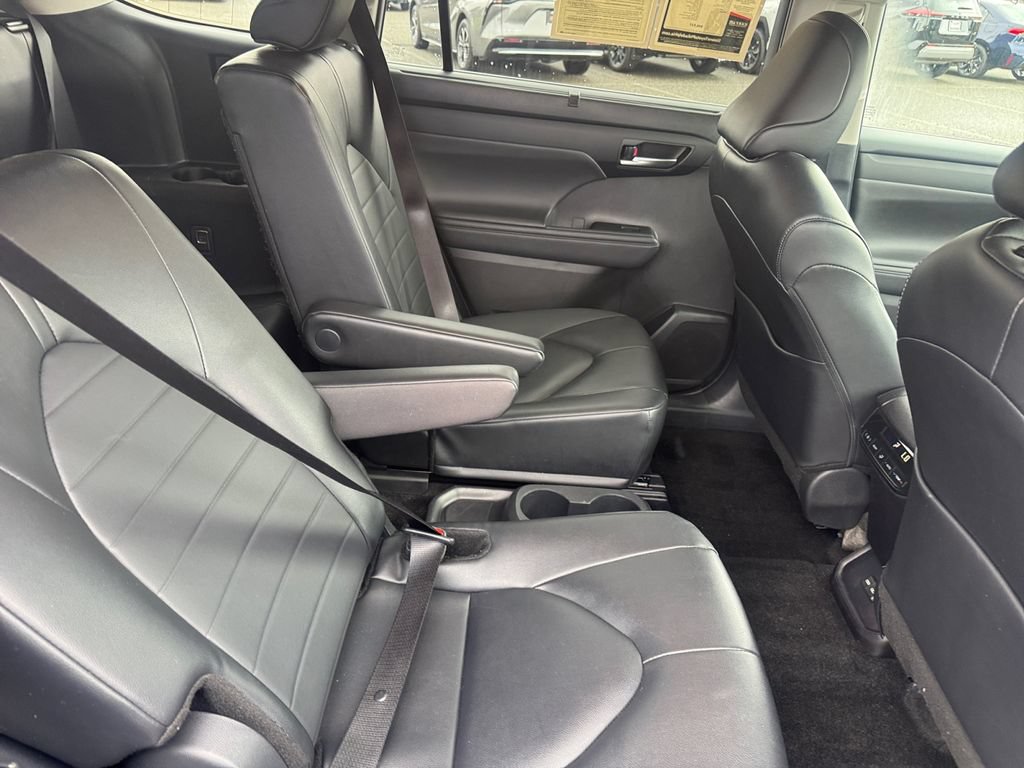 Used 2025 Toyota Highlander XLE AWD/4WD image 21