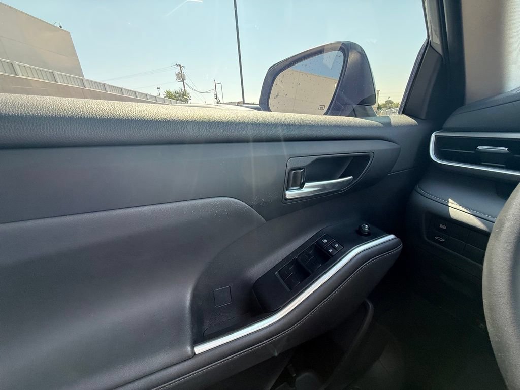 Used 2024 Toyota Highlander XLE FWD image 13