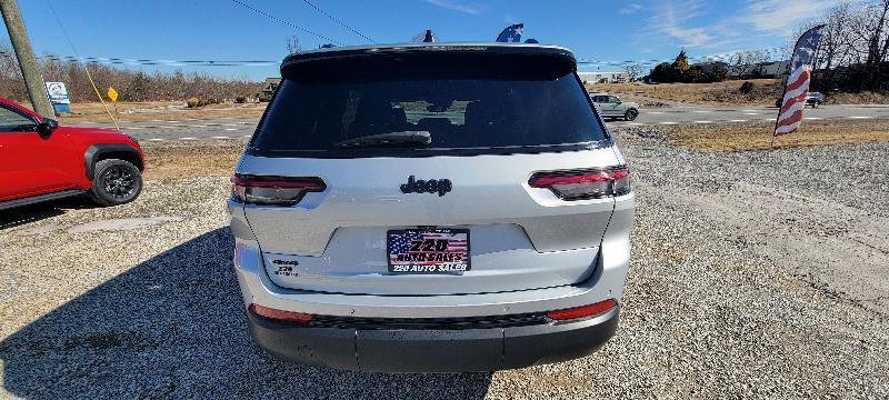 Used 2024 Jeep Grand Cherokee L Laredo image 4