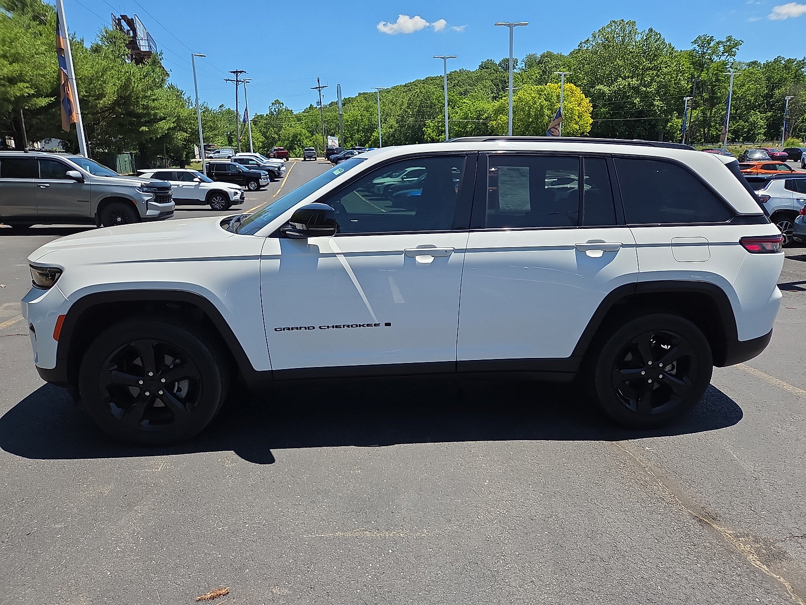 Used 2023 Jeep Grand Cherokee Altitude AWD/4WD image 6