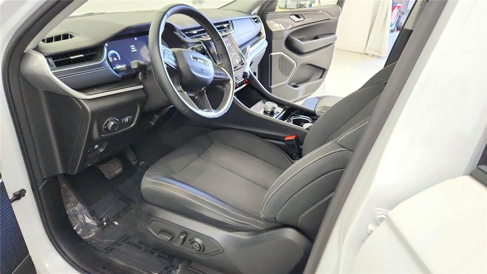 Used 2022 Jeep Grand Cherokee L Laredo w/ Luxury Tech Group I AWD/4WD image 21