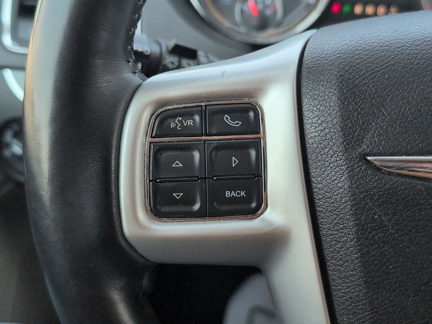 Used 2015 Chrysler Town & Country Touring-L w/ Driver Convenience Group image 22