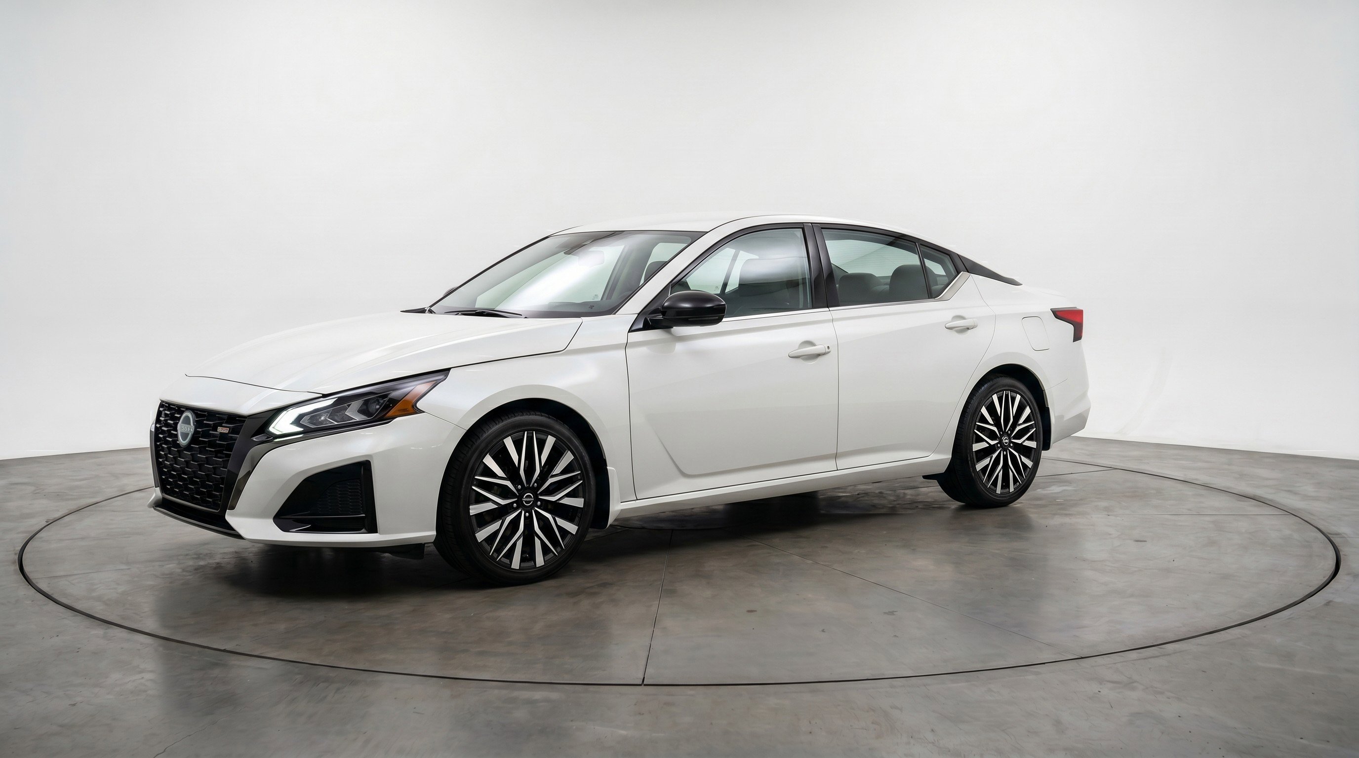 Used 2025 Nissan Altima 2.5 SV FWD image 3