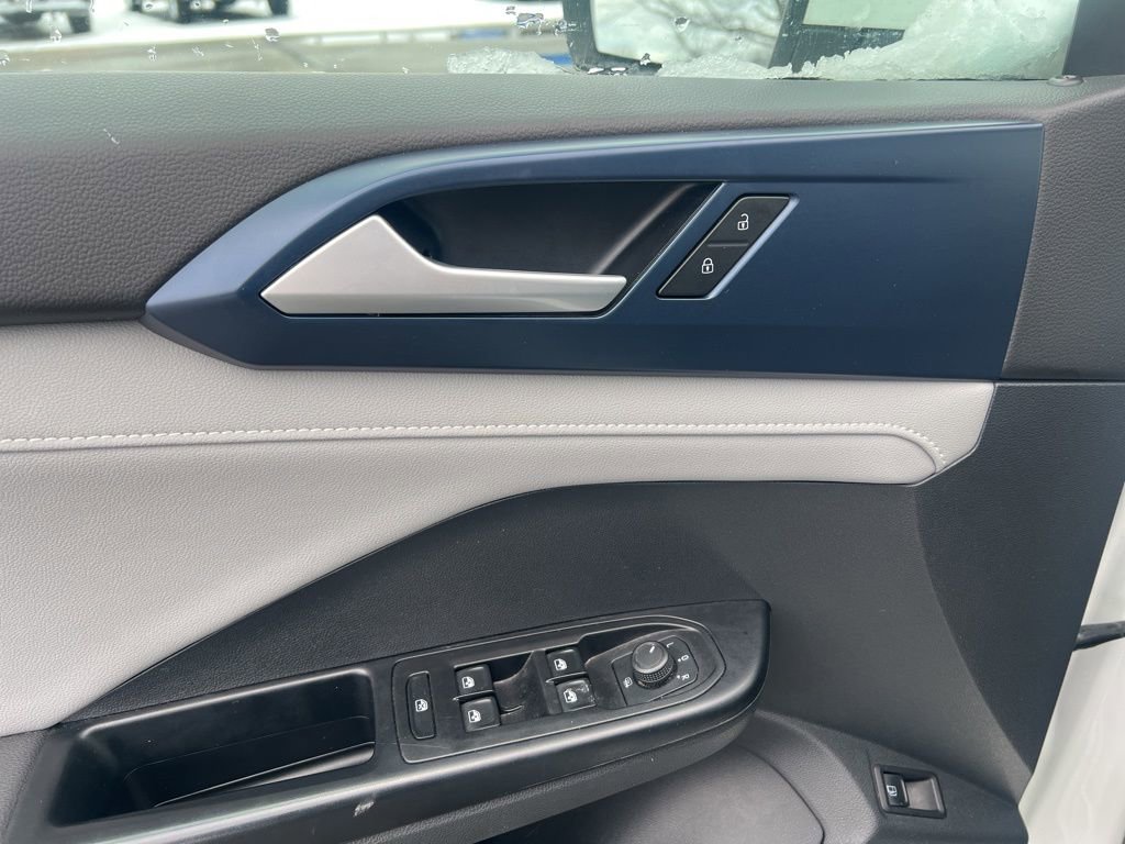 Used 2024 Volkswagen Taos SE image 9