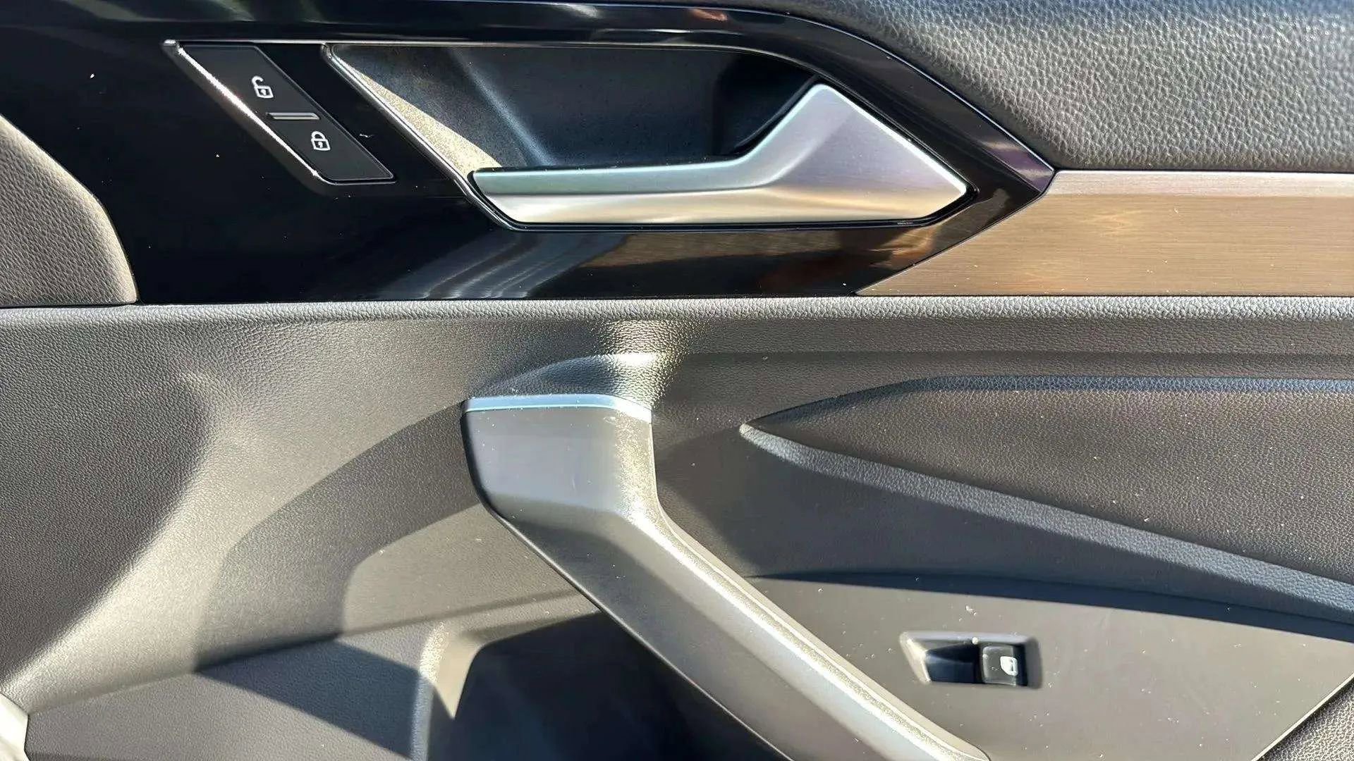 Used 2020 Volkswagen Jetta SEL Premium image 24