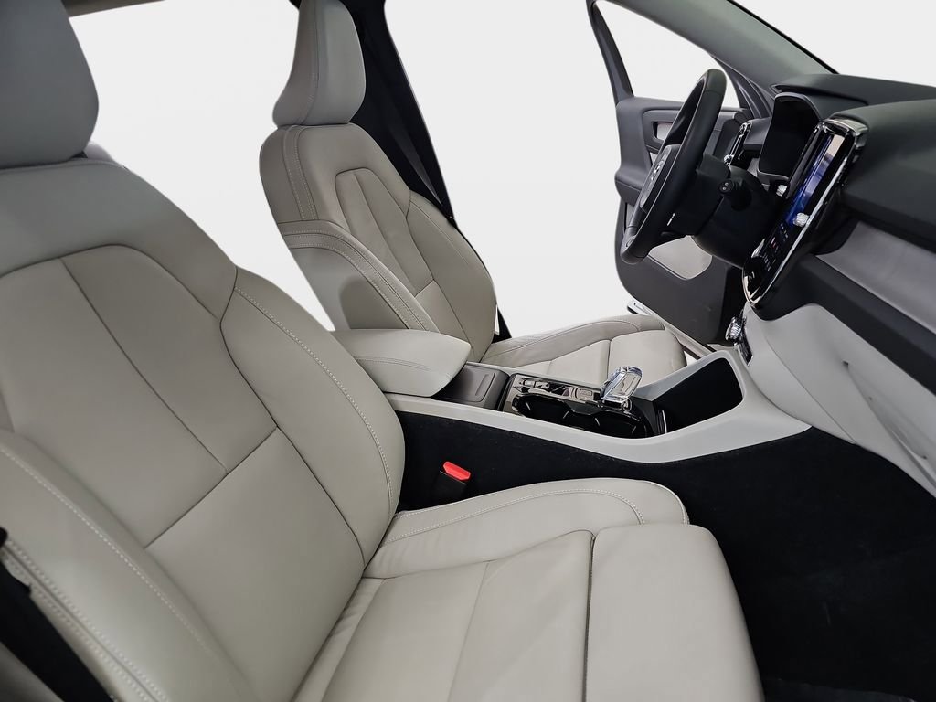 Used 2023 Volvo XC40 B5 Plus w/ Protection Package Premier image 12