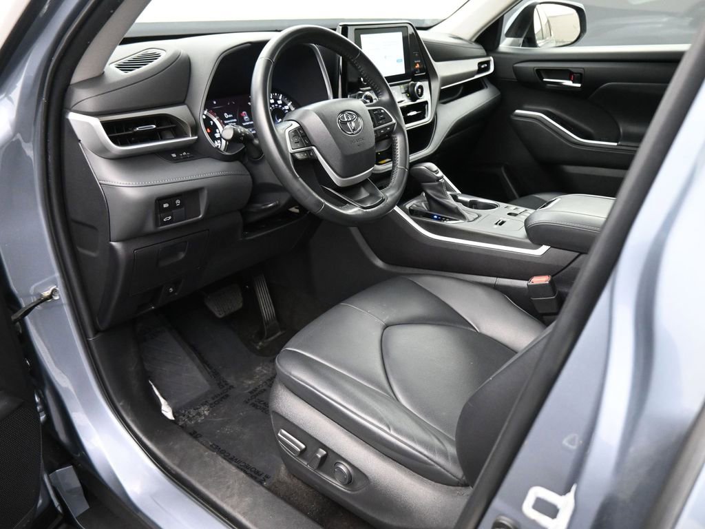 Used 2023 Toyota Highlander XLE image 2