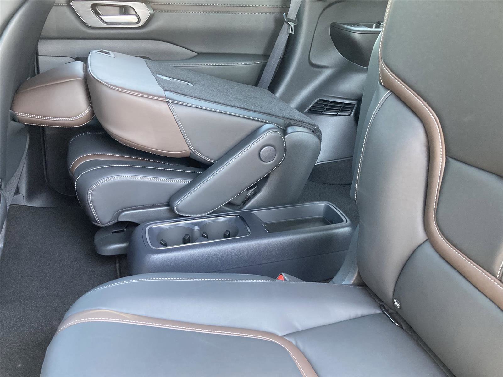 New 2025 Nissan Armada SL w/ Captain's Chari Seat Package image 31