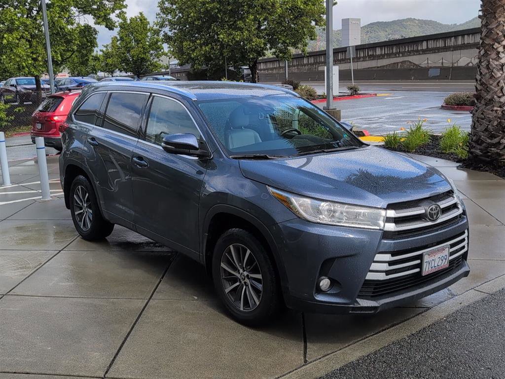 Used 2017 Toyota Highlander XLE AWD/4WD image 4