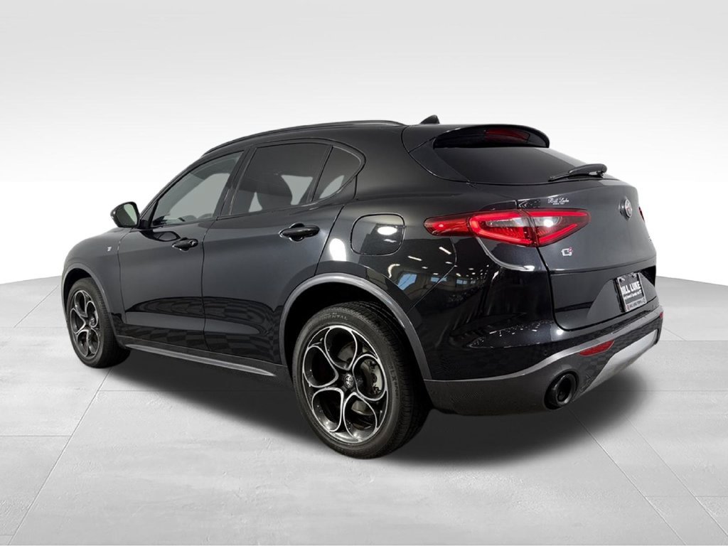 Used 2023 Alfa Romeo Stelvio Ti AWD/4WD image 9