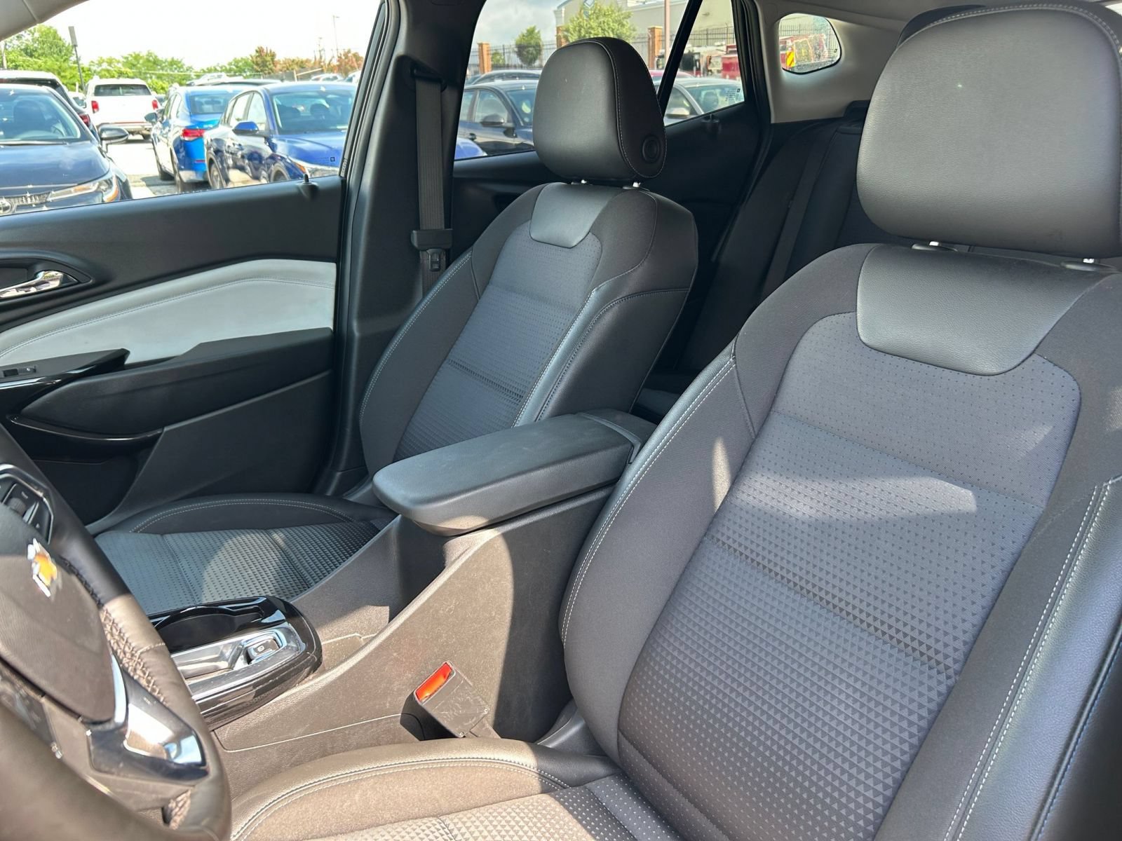 Used 2025 Chevrolet Trax LT w/ LT Convenience Package FWD image 31