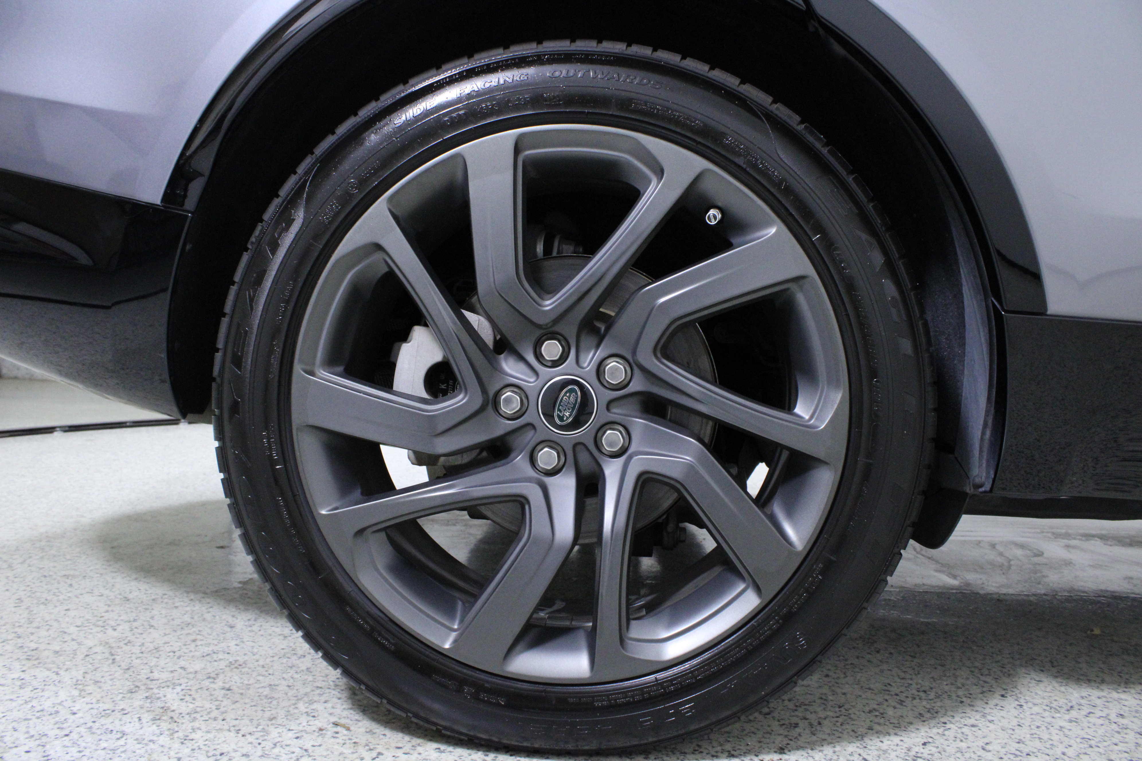 Used 2020 Land Rover Discovery HSE image 8