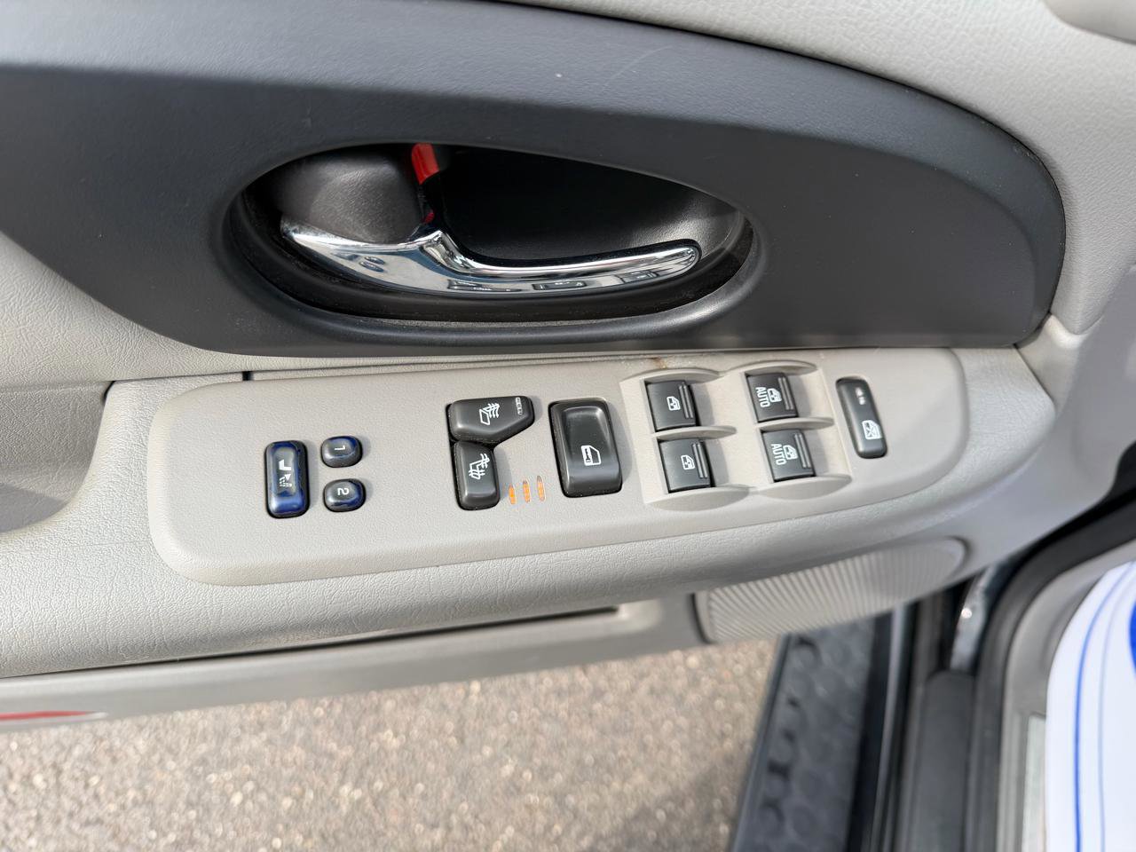 Used 2009 GMC Envoy Denali w/ Sun And 6-Disc Cd Package image 14