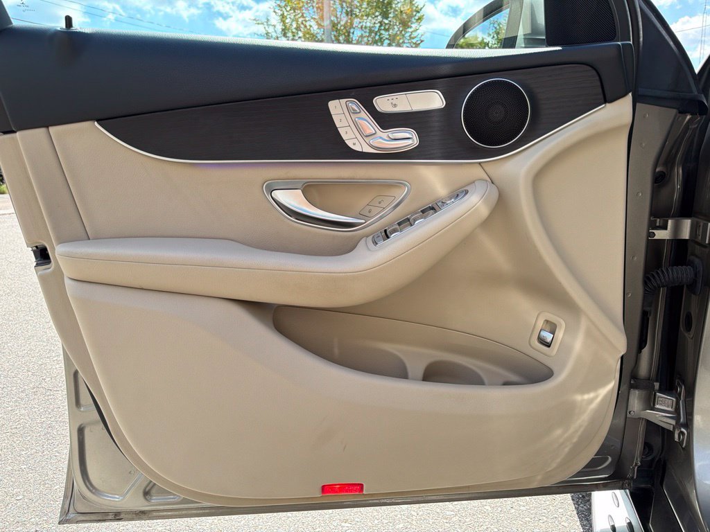 Used 2022 Mercedes-Benz GLC 300 4MATIC w/ Multimedia Package Lite image 14