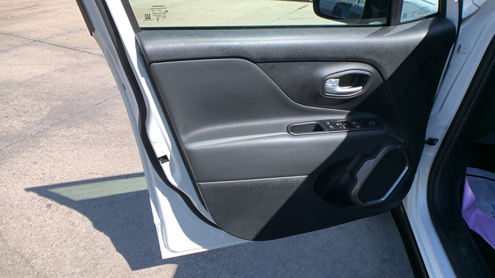 Used 2023 Jeep Renegade Latitude w/ Premium Group AWD/4WD image 9