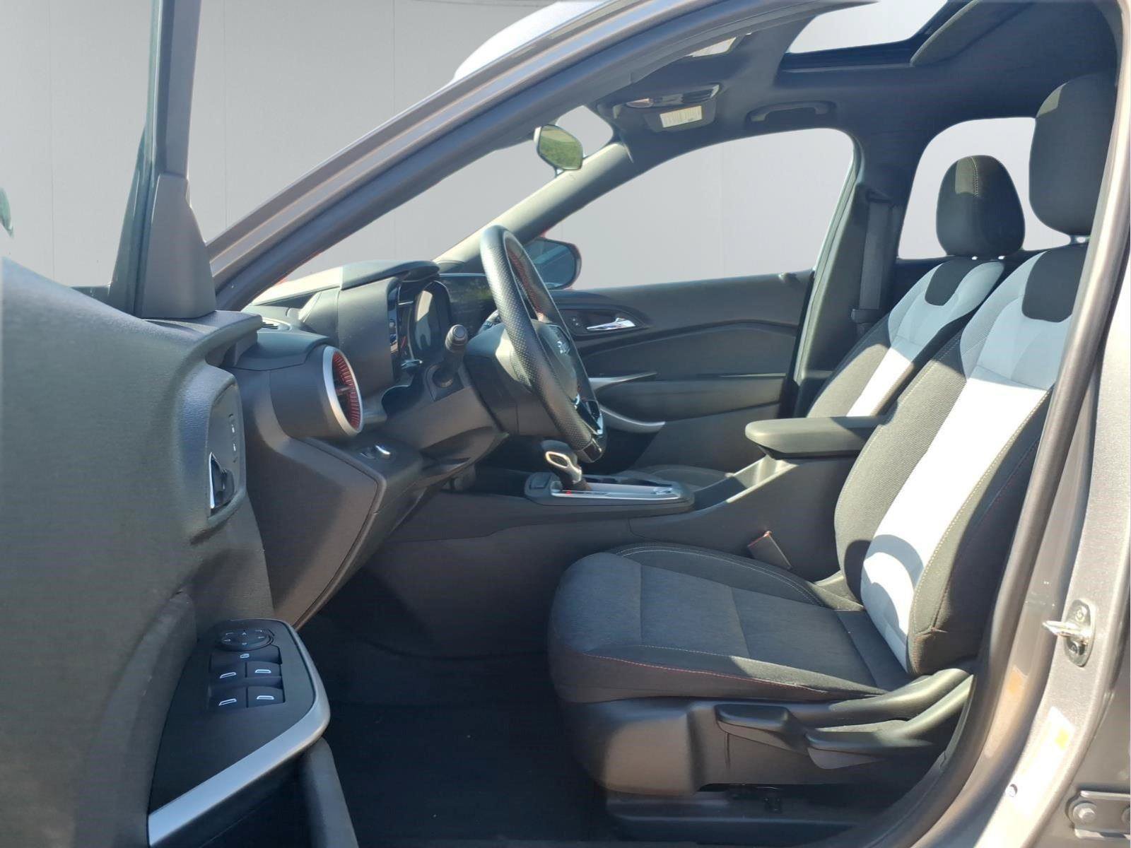 Used 2024 Chevrolet Trax RS w/ Sunroof Package FWD image 16