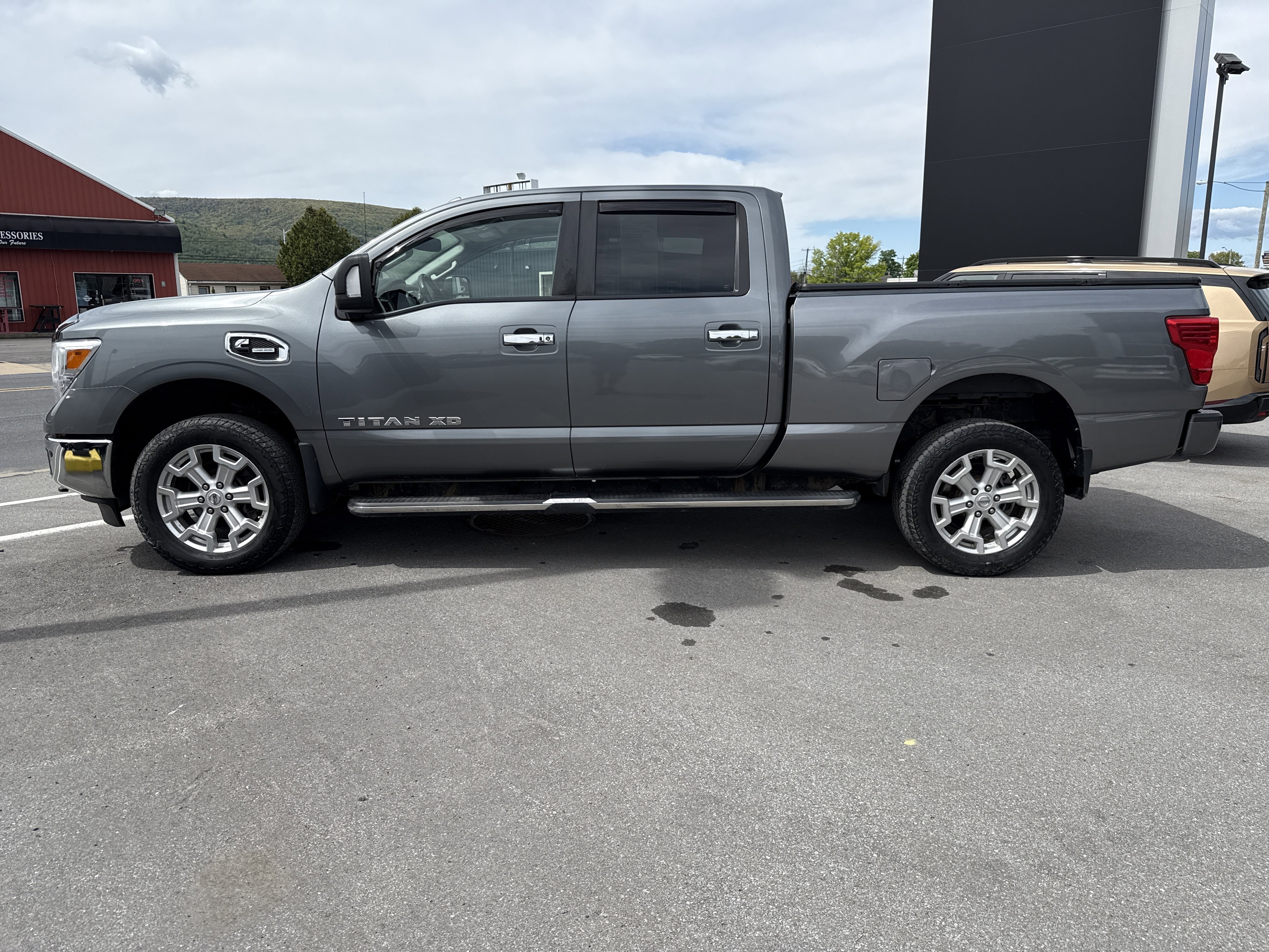 Used 2018 Nissan Titan SV w/ SV Convenience Package AWD/4WD image 7