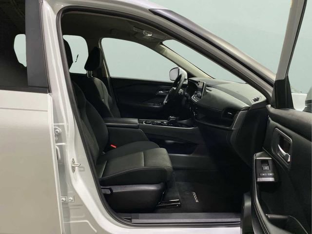Certified 2025 Nissan Rogue SV image 29