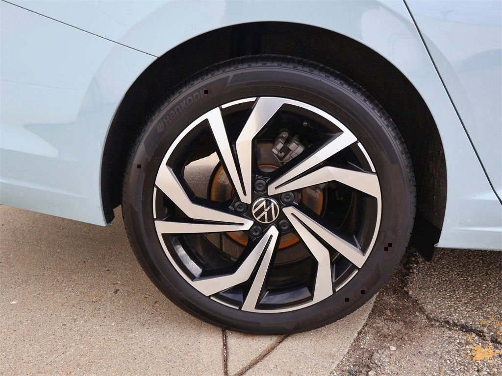 Certified 2025 Volkswagen Jetta SEL image 9