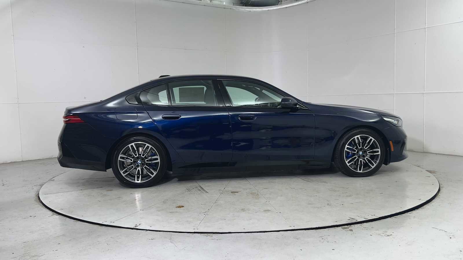 New 2026 BMW 550e xDrive image 9