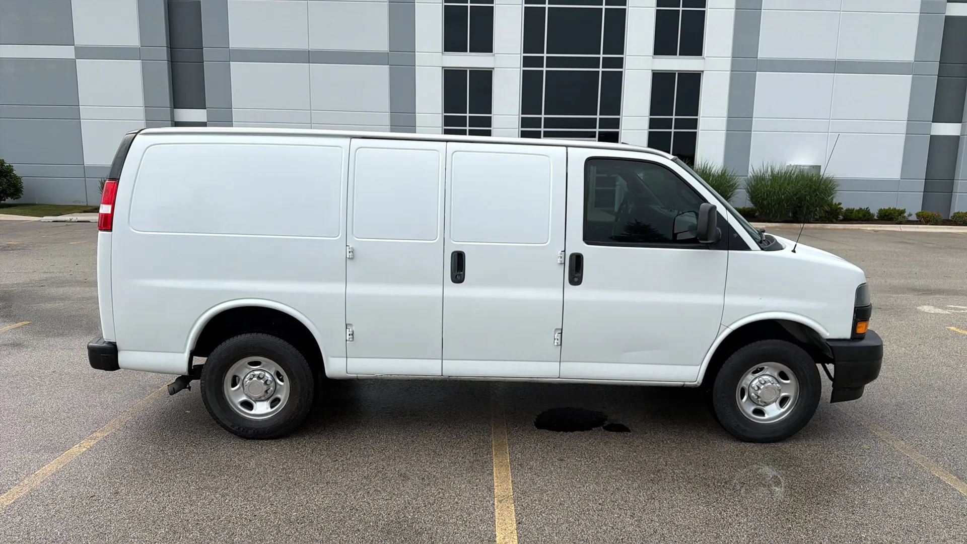 Used 2021 Chevrolet Express 3500 w/ Driver Convenience Package RWD image 4