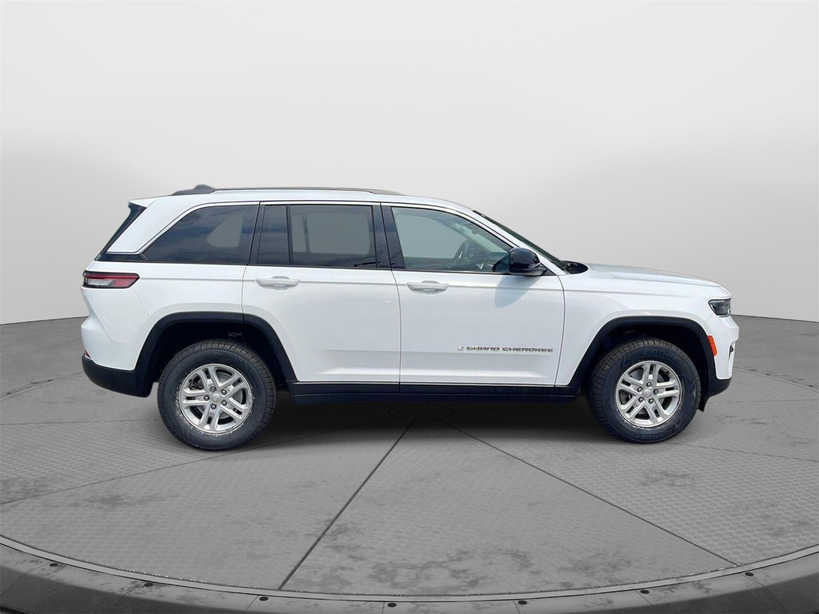 Used 2023 Jeep Grand Cherokee Laredo AWD/4WD image 7