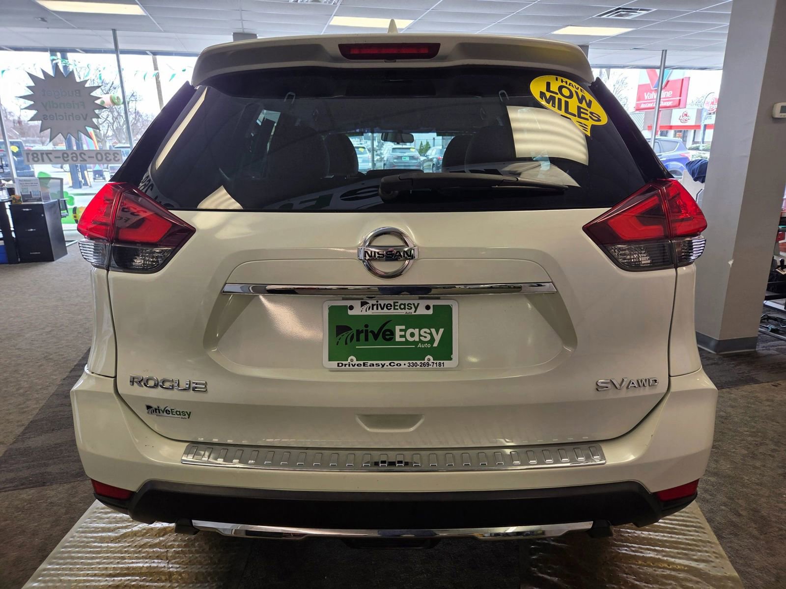 Used 2017 Nissan Rogue SV w/ SV Premium Package image 11