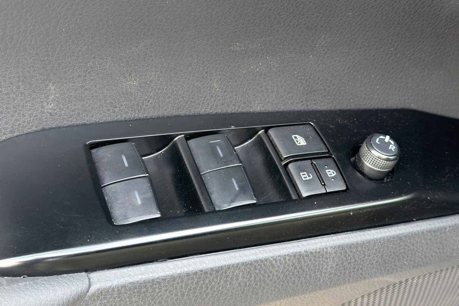 Used 2025 Toyota Camry SE w/ Convenience Package FWD image 14