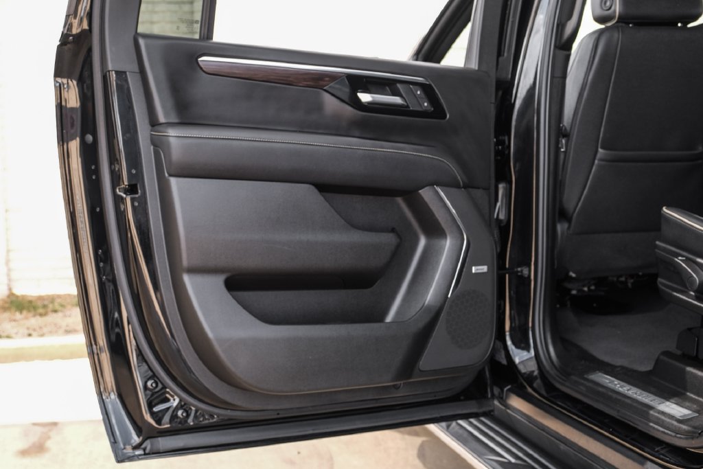 Used 2026 Chevrolet Suburban Premier AWD/4WD image 43
