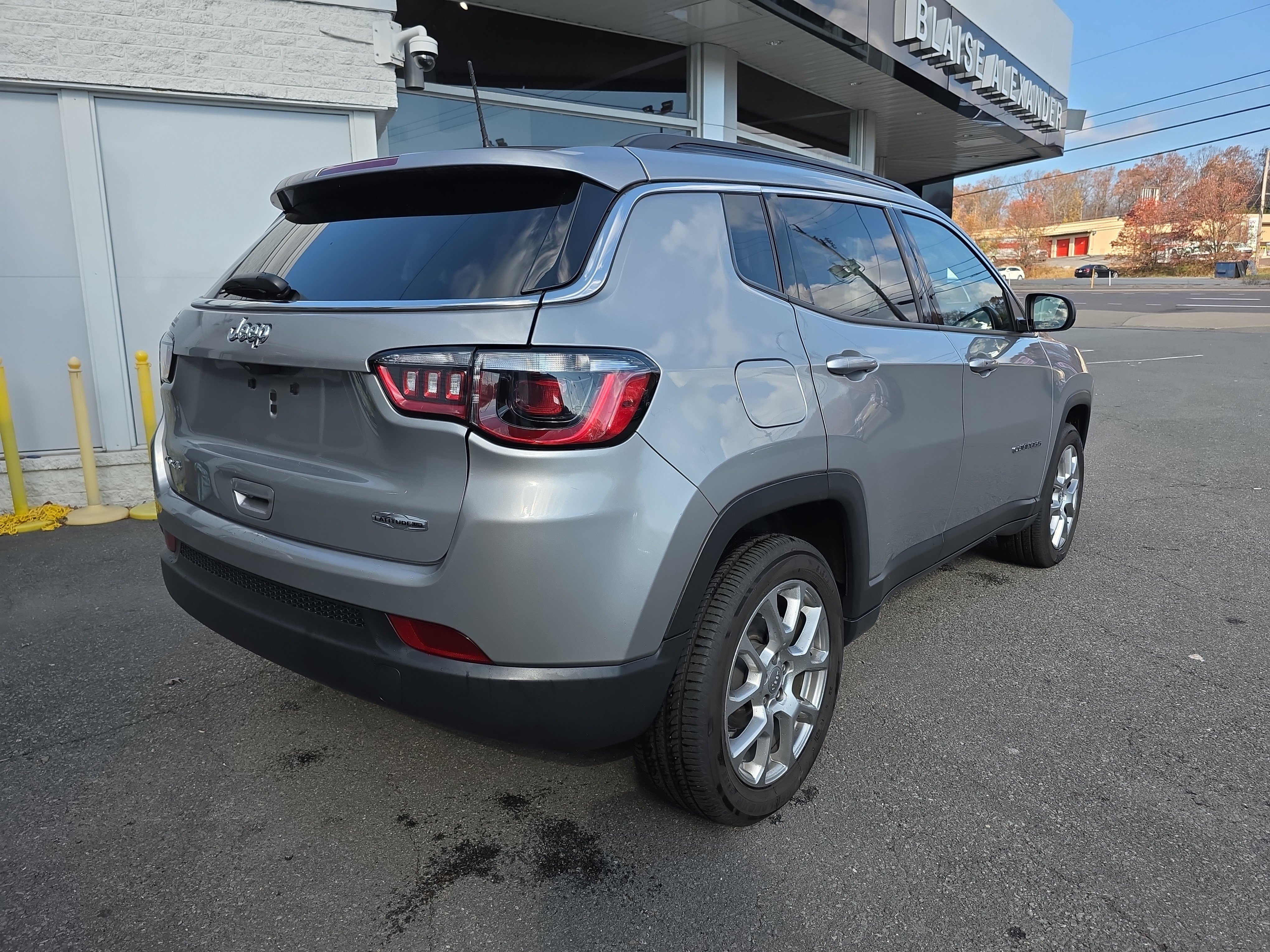 Used 2022 Jeep Compass Latitude image 32