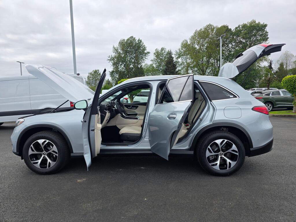 Used 2025 Mercedes-Benz GLC 350e 4MATIC image 12